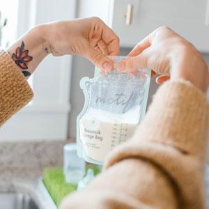 breast milk pitcher for mixing fresh breast milk with refrigerated