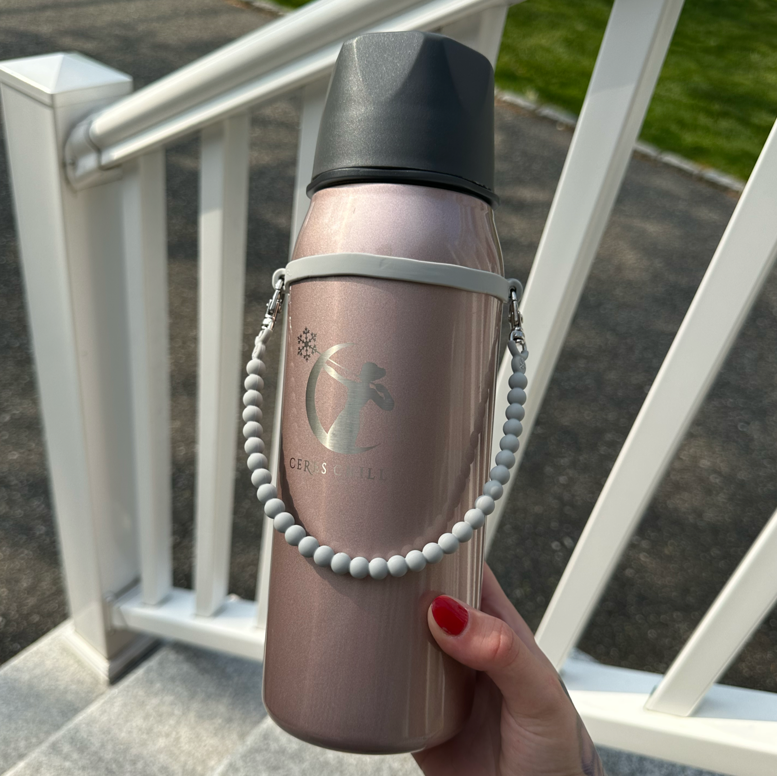 Cutie Handle: Universal Water Bottle Carrier