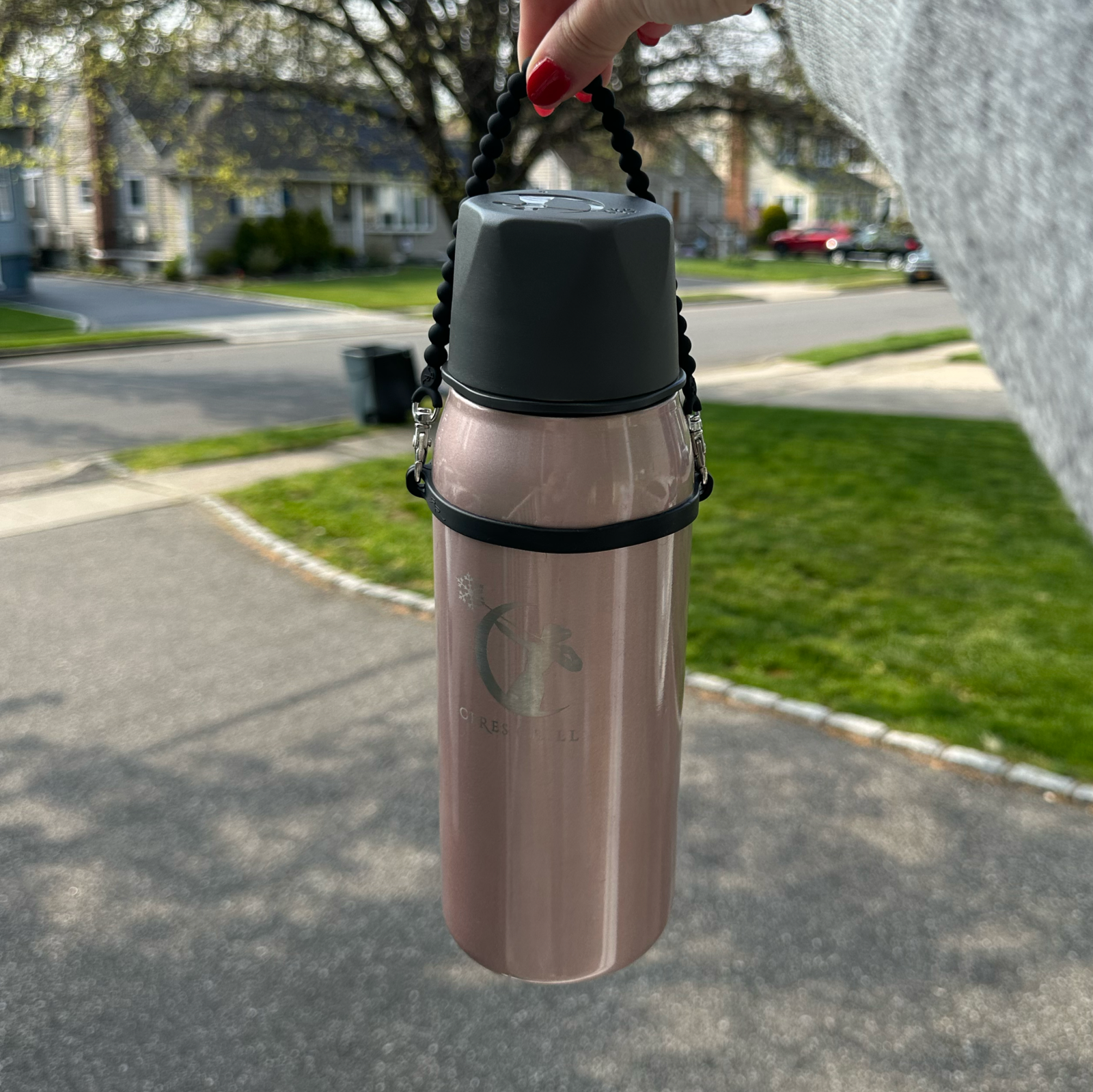 Cutie Handle: Universal Water Bottle Carrier